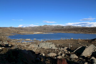 湖畔岩石景观 蓝天碧水