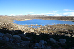 湖畔风光 岩石与蓝天美景