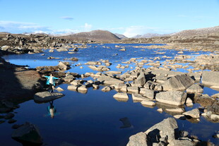 湖畔嶙峋怪石与宁静水面
