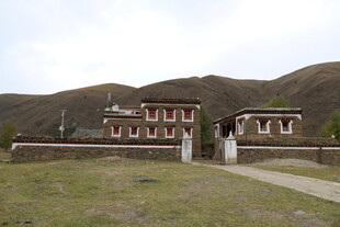 藏式建筑坐落于草原山间