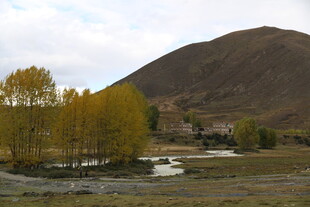 秋日山间村落美景