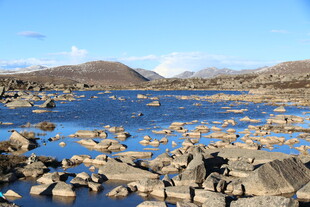 蓝色水域中的嶙峋石块