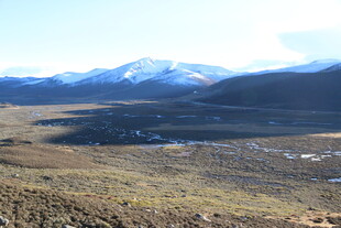 山间开阔地貌风景图