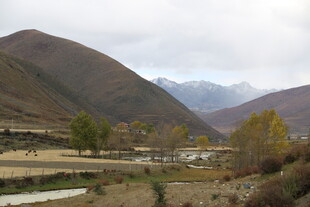 山间秋色美景如画