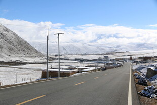 雪山旁的宽阔公路