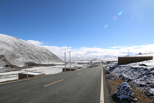 雪山旁的空旷公路美景