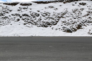 路边积雪覆盖的石堆景观