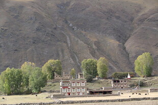 山间藏式村落风景