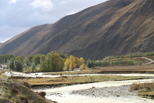 山间秋色中的宁静河谷