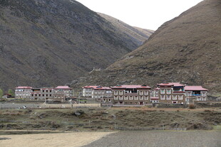 山间藏式建筑群
