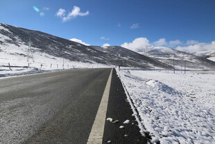 冬日雪覆公路风景