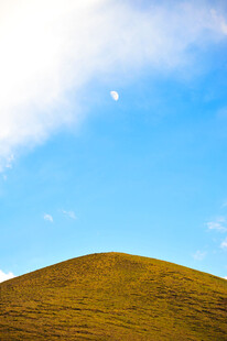 蓝天绿草山丘的美丽景致