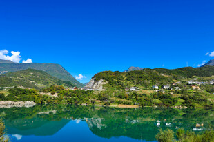 青山绿水间的宁静湖景