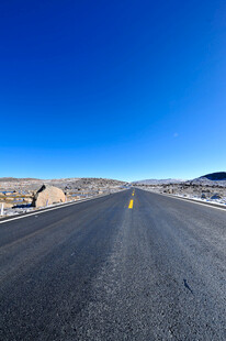 空旷公路伸向远方