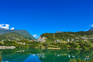 青山绿水间的静谧湖景