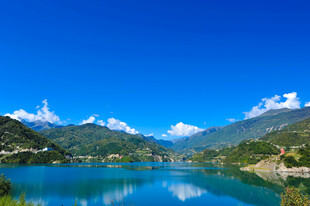 秀丽山水湖景风光图