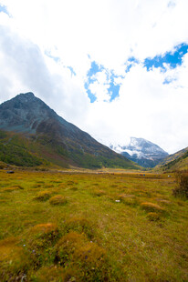 草原上的巍峨高山