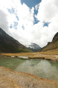 山间静谧湖泊美景