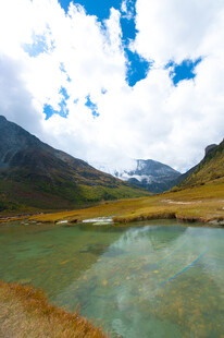 山间清澈湖泊美景