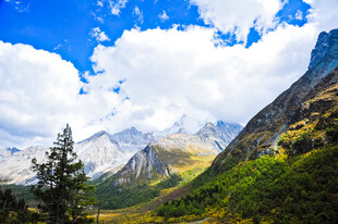 壮丽高山蓝天白云美景