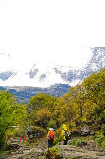 山间徒步者置身多彩自然