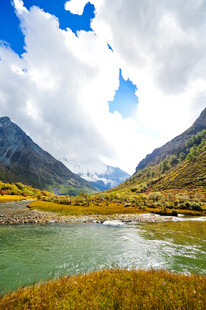 山间绿水美景如画