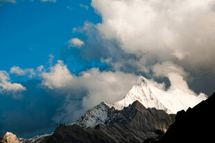 巍峨雪山映蓝天