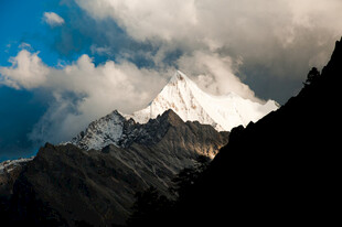 巍峨雪山 云雾缭绕之景