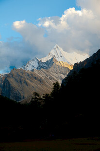 壮丽雪山与蓝天美景