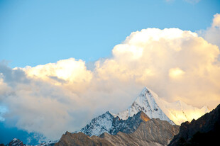 雪山之巅的壮丽云霞