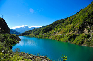 青山环抱下的碧绿湖泊