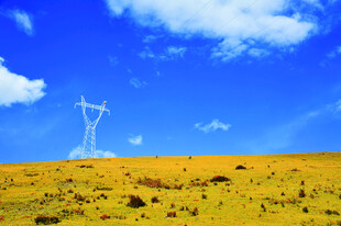 草原上的风力发电景观