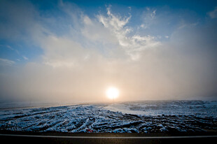 雪野上的壮丽日出