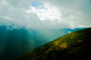 山间云隙洒下的璀璨光芒