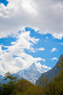蓝天白云下的壮丽山脉
