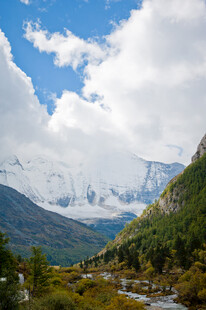 壮丽雪山下的山谷美景