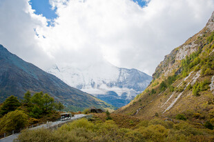 山间美景 云雾缭绕的山谷