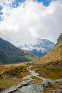 山间溪流与壮丽雪山美景