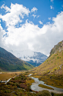 山间溪流与蓝天白云美景
