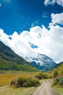 山间土路 壮美自然风光