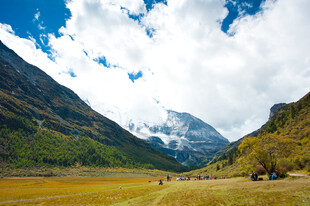 山间美景 邂逅壮丽雪山