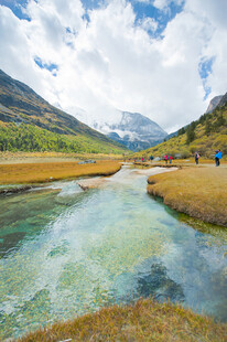 山间清澈溪流与壮美风景