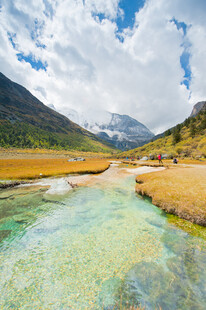 山间清澈溪流与壮美风光