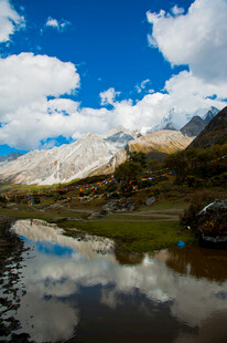 山间湖水映蓝天白云