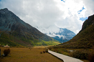山间小道 邂逅壮丽雪山