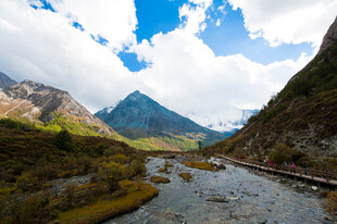 山间溪流与壮丽山峦景色