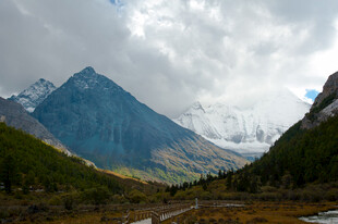 壮丽山景 云雾缭绕的山谷