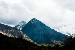 巍峨壮丽的高山景观