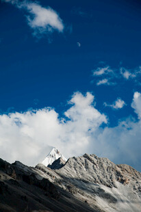 蓝天白云下的巍峨雪山