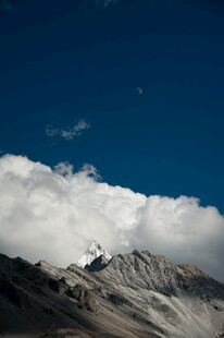 蓝天雪山间的壮丽云海